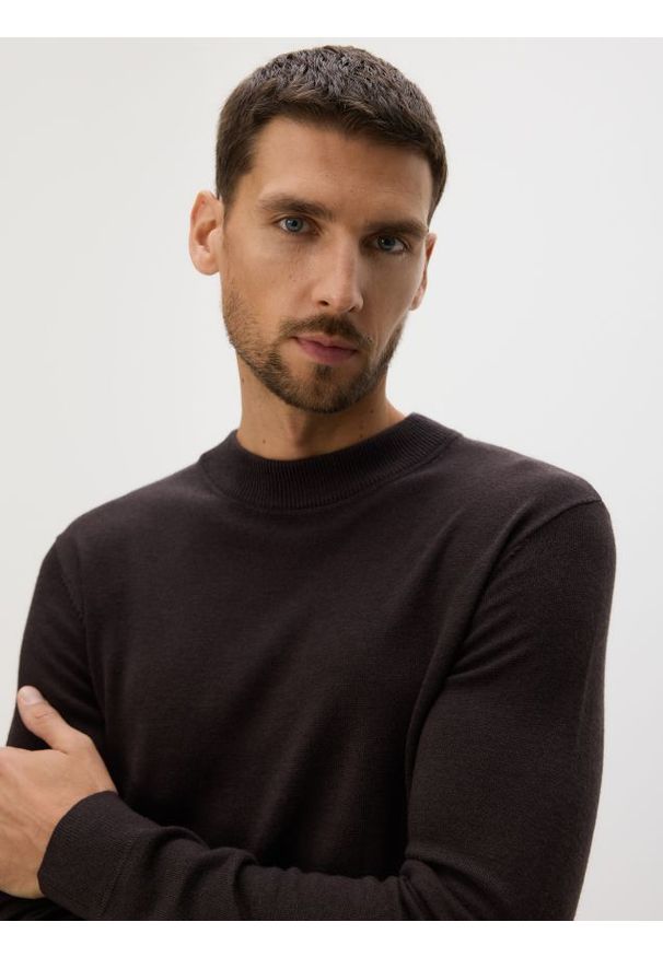 Reserved - Sweter z wełny merino - ciemnobrązowy. Kolor: brązowy. Materiał: wełna