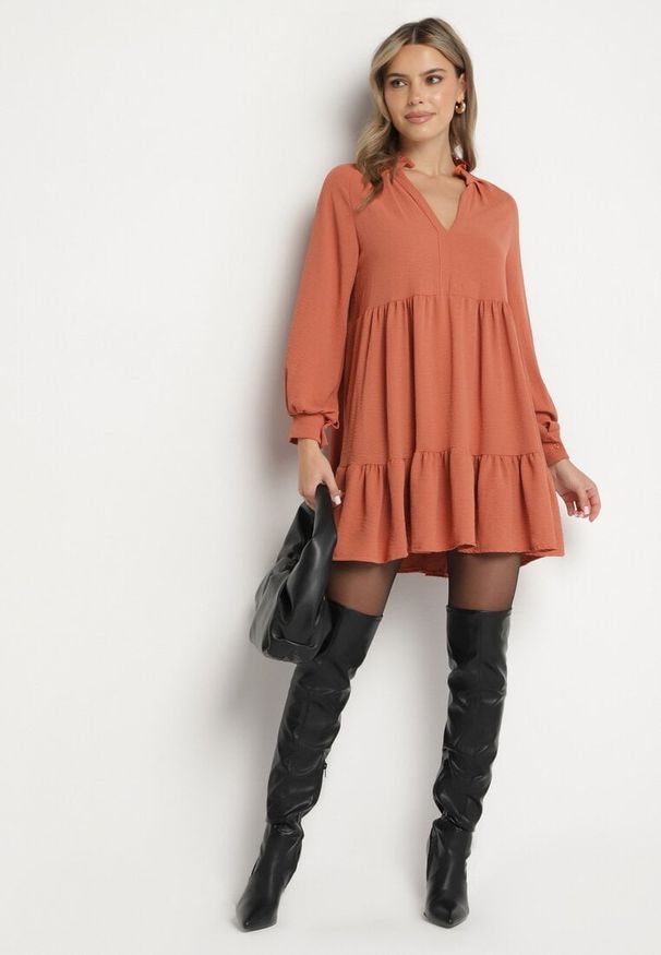 Born2be - Pomarańczowa Luźna Sukienka Mini z Falbanką i Mankietami na Rękawach Vertecja. Kolor: brązowy. Długość: mini