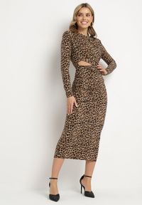 Born2be - Brązowa Dopasowana Sukienka w Panterkę Zdobiona Cyrkoniami Nallines. Okazja: na co dzień. Kolor: brązowy. Długość rękawa: długi rękaw. Wzór: aplikacja, motyw zwierzęcy. Typ sukienki: dopasowane. Styl: elegancki, casual #1