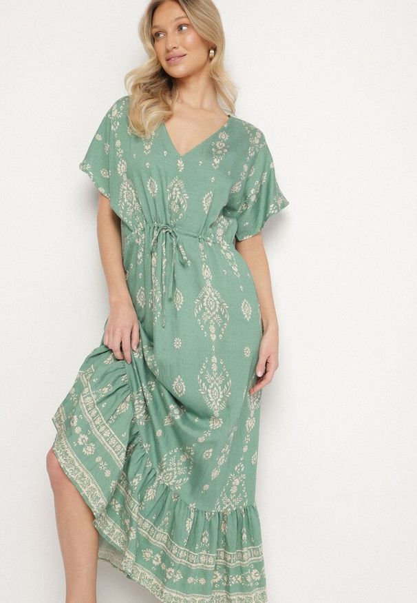 Born2be - Zielona Sukienka Rozkloszowana z Wiskozą w Boho Wzór z Falbaną Turaline. Typ kołnierza: kołnierz z falbankami. Kolor: zielony. Materiał: wiskoza. Sezon: lato. Typ sukienki: rozkloszowane. Styl: boho