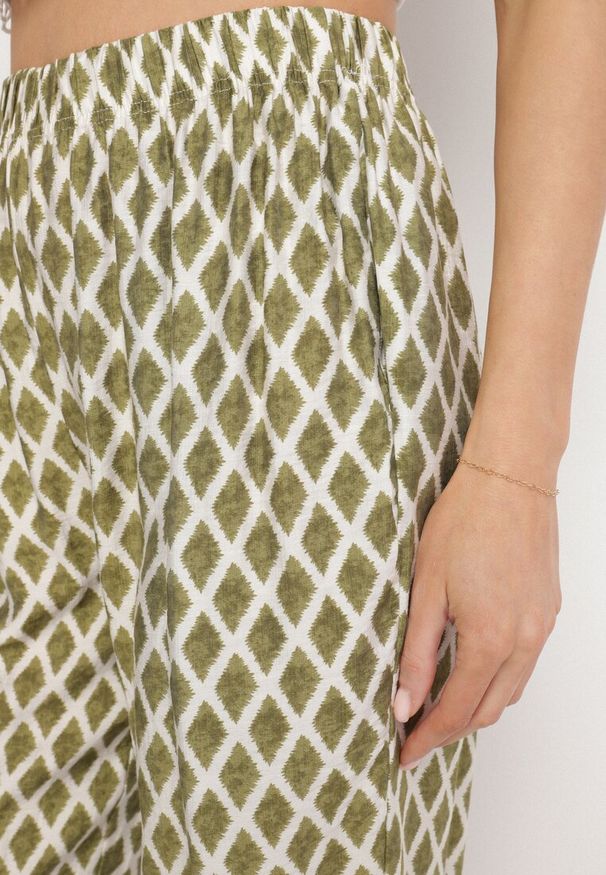 Born2be - Zielone Szerokie Spodnie z Wysokim Stanem z Motywem Rombów Lisendria. Okazja: na co dzień. Stan: podwyższony. Kolor: zielony. Sezon: wiosna, lato. Styl: casual, elegancki, klasyczny