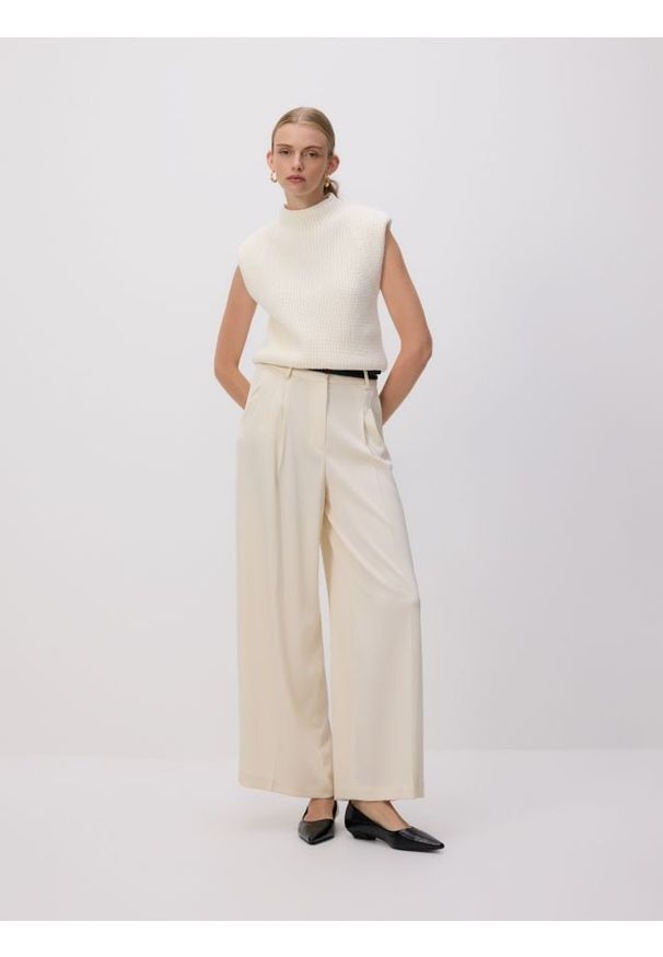 Reserved - Spodnie z szerokimi nogawkami - złamana biel. Materiał: tkanina