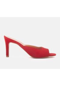 Marco Shoes Klapki Palermo czerwone. Kolor: czerwony. Materiał: zamsz. Obcas: na obcasie. Styl: elegancki. Wysokość obcasa: średni #5