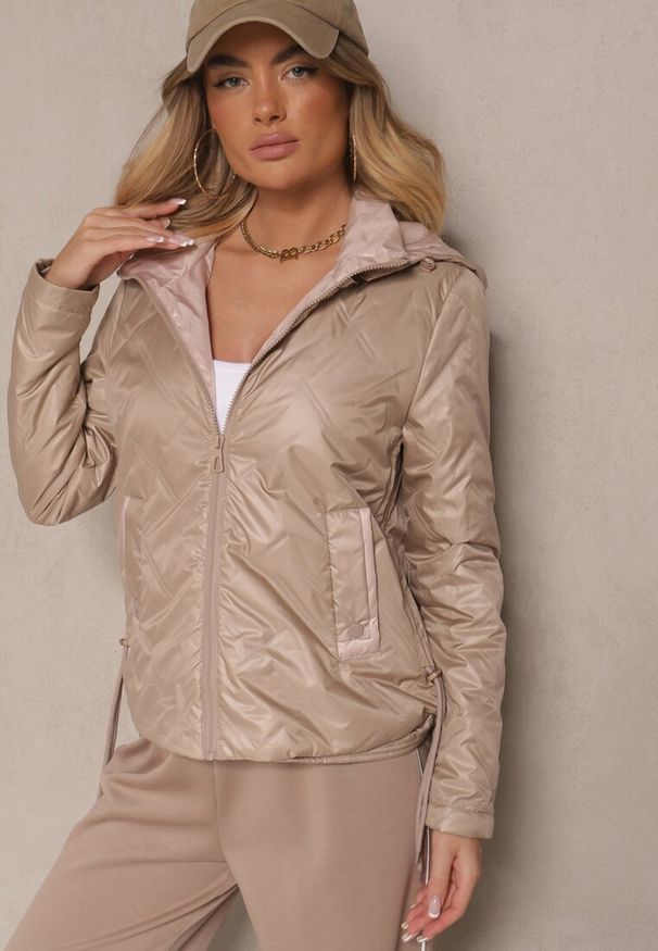 Renee - Ciemnobeżowa Kurtka z Pikowanymi Przeszyciami i Kapturem Ściągana po Bokach Nusillian. Okazja: na co dzień. Kolor: beżowy. Materiał: jeans. Styl: elegancki, casual, klasyczny
