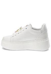 Białe Sneakersy Carinii Modne Obuwie Damskie Z Broszką. Okazja: na spacer. Kolor: biały. Materiał: materiał. Sport: turystyka piesza #10
