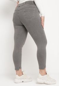 Born2be - Ciemnoszare Spodnie Skinny z Kieszeniami Afrina. Kolekcja: plus size. Kolor: szary. Długość: do kostek #5