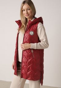 Born2be - Czerwona Przejściowa Kamizelka Pikowana o Długim Kroju z Kapturem i Naszywką Harmaste. Okazja: na co dzień. Typ kołnierza: kaptur. Kolor: czerwony. Materiał: jeans. Długość: długie. Wzór: aplikacja. Styl: casual #5