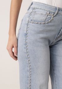 Born2be - Niebieskie Szerokie Jeansy Wysoki Stan z Bawełną Ozdobione Nitami Basithoe. Okazja: na co dzień. Stan: podwyższony. Kolor: niebieski. Wzór: aplikacja. Styl: casual, elegancki, klasyczny #5