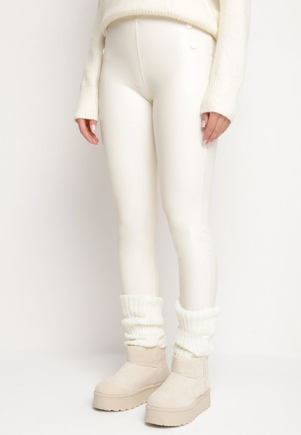 Born2be - Białe Legginsy z Ekoskóry z Guzikami Wysokim Stanem i Gumką w Talii Sintheria. Okazja: na spacer, na co dzień. Stan: podwyższony. Kolor: biały. Materiał: materiał, kaszmir. Wzór: aplikacja. Sezon: jesień. Styl: casual, elegancki