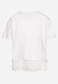 Born2be - Biały Klasyczny T-shirt z Bawełny Ozdobiony Koronką Irrlea. Okazja: na co dzień. Kolor: biały. Materiał: koronka, bawełna. Wzór: aplikacja, koronka. Styl: klasyczny #4