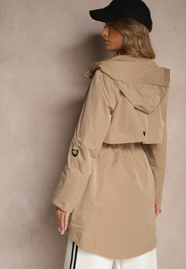 Renee - Jasnobrązowy Płaszcz Kurtka Wiatrówka z Kapturem Arivina. Okazja: na co dzień. Typ kołnierza: kaptur. Kolor: brązowy. Materiał: jeans. Wzór: aplikacja. Styl: elegancki, casual