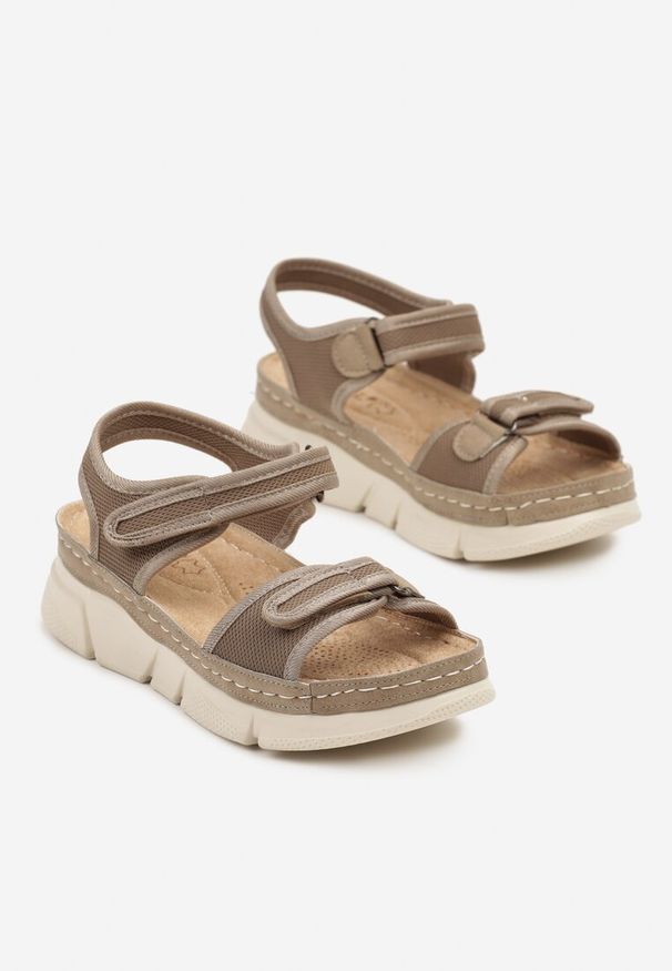 Born2be - Ciemnobeżowe Sandały Sportowe Zapinane na Rzep ze Skórzaną Wkładką Drindia. Okazja: na spacer, na imprezę. Zapięcie: rzepy. Kolor: beżowy. Materiał: skóra. Sezon: lato. Obcas: na obcasie. Styl: sportowy. Wysokość obcasa: niski