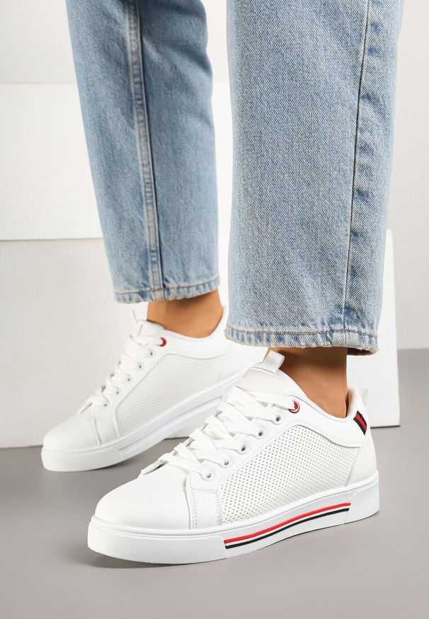 Renee - Białe Sneakersy z Perforacją Linaseria. Okazja: na co dzień. Zapięcie: sznurówki. Kolor: biały. Materiał: jeans