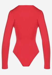Renee - Czerwone Body z Wiskozą Ozdobione Marszczeniem i Głębokim Dekoltem Labona. Okazja: na spotkanie biznesowe, do pracy. Kolor: czerwony. Materiał: wiskoza. Wzór: aplikacja. Styl: biznesowy, elegancki #4