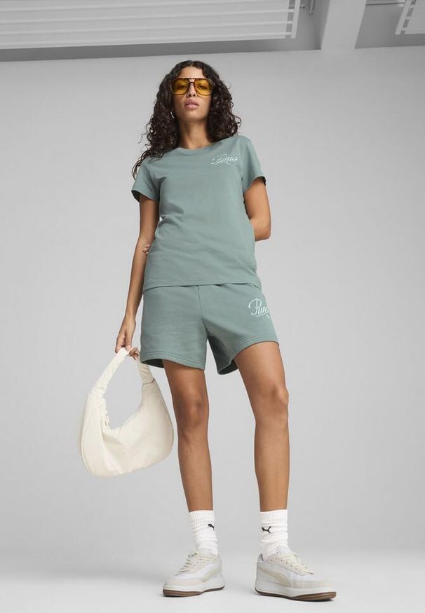 Puma - Damskie szorty z wysokim stanem ESS SCRIPT 5" PUMA Green Moon. Stan: podwyższony. Kolor: zielony