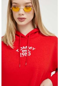Tommy Jeans bluza damska kolor czerwony z kapturem z nadrukiem. Typ kołnierza: kaptur. Kolor: czerwony. Materiał: bawełna, dzianina. Długość rękawa: długi rękaw. Długość: długie. Wzór: nadruk #3