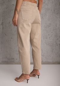 Renee - Beżowe Jeansy Mom Fit High Waist z Bawełny ze Ściągaczem w Pasie Phiales. Stan: podwyższony. Kolor: beżowy. Długość: długie. Wzór: gładki #8