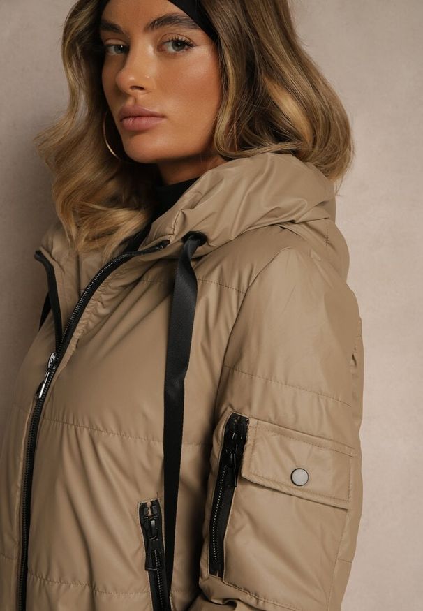 Renee - Jasnobrązowa Klasyczna Kurtka z Pikowanymi Przeszyciami i Kapturem Tuliena. Okazja: na spacer. Kolor: brązowy. Materiał: jeans. Styl: klasyczny