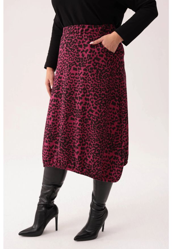 Moda Size Plus Iwanek - Dresowa spódnica Karina w panterkę PLUS SIZE XXL. Okazja: na co dzień, na spacer. Kolekcja: plus size. Materiał: dresówka. Długość: krótkie. Wzór: motyw zwierzęcy. Styl: sportowy, casual, elegancki