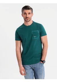 Ombre Clothing - Bawełniany męski t-shirt z nadrukiem na kieszonce – ciemnozielony V5. Okazja: na co dzień. Kolor: zielony. Materiał: bawełna. Wzór: nadruk. Styl: casual #6