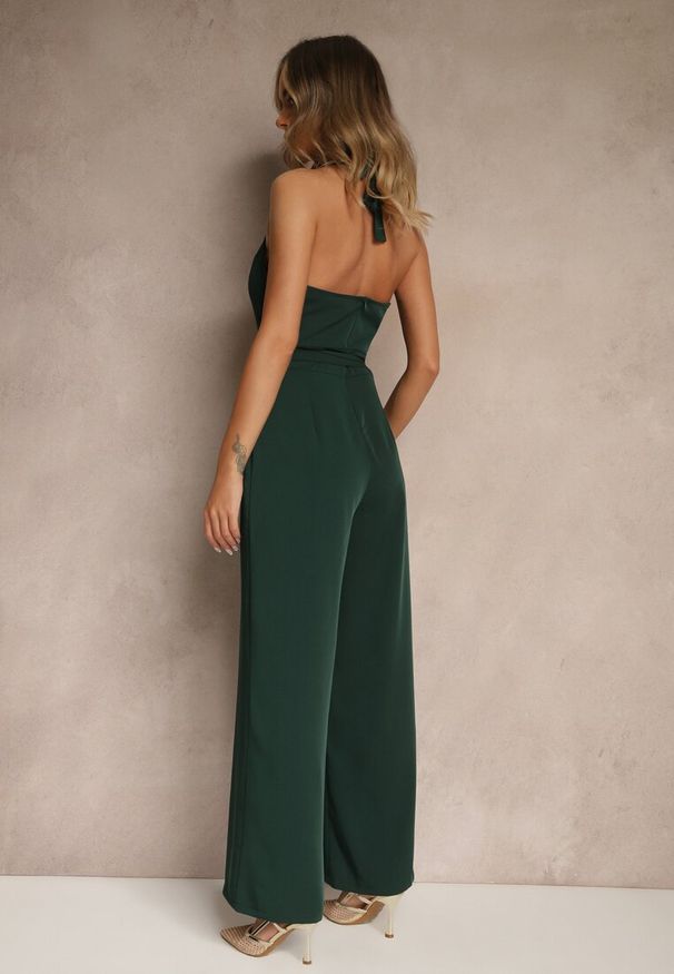 Renee - Ciemnozielony Kombinezon o Taliowanym Kroju z Dekoltem Halter i Wiązanym Paskiem Malisena. Okazja: na co dzień, na imprezę, na randkę. Kolor: zielony. Styl: elegancki, casual