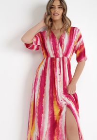 Born2be - Fuksjowa Sukienka Iolathe. Kolor: różowy. Materiał: tkanina. Wzór: nadruk, kolorowy. Typ sukienki: kopertowe. Styl: wakacyjny. Długość: maxi #4