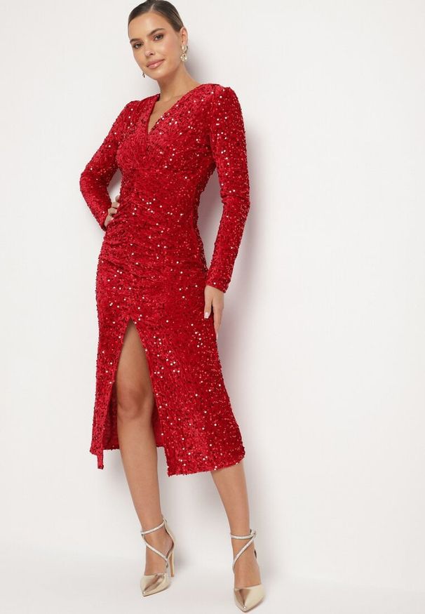 Born2be - Czerwona Kopertowa Marszczona Sukienka Cekinowa Bonilda. Kolor: czerwony. Wzór: aplikacja. Typ sukienki: kopertowe. Styl: elegancki