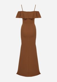 Born2be - Brązowa Sukienka z Odkrytymi Ramionami i Rozcięciem Zdobiona Falbanką Maranitia. Okazja: na imprezę. Kolor: brązowy. Długość rękawa: na ramiączkach. Wzór: aplikacja. Typ sukienki: z odkrytymi ramionami. Styl: elegancki #6