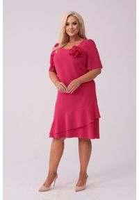 Moda Size Plus Iwanek - Elegancka amarantowa sukienka Evelyn na wesele PLUS SIZE XXL. Okazja: na ślub cywilny, na wesele. Typ kołnierza: kołnierz z falbankami. Kolekcja: plus size. Kolor: różowy. Wzór: kwiaty, aplikacja, gładki. Typ sukienki: dla puszystych. Materiał: elastan, tkanina, poliester. Sezon: wiosna. Styl: elegancki. Długość: midi