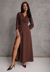 Renee - Brązowa Elegancka Sukienka o Kopertowym Kroju Zdobiona Aplikacją w Talii Zilendra. Kolor: brązowy. Wzór: aplikacja. Typ sukienki: kopertowe. Styl: elegancki #2