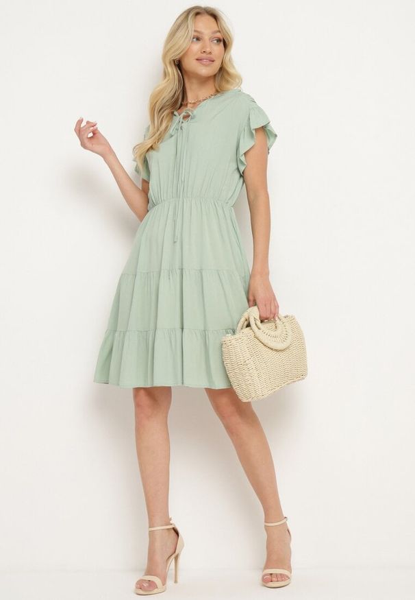 Born2be - Miętowa Sukienka z Gumką w Pasie Ozdobiona Falbanką i Wiązana Materiałowym Paskiem Tiamalou. Typ kołnierza: dekolt w łódkę. Kolor: miętowy. Materiał: materiał. Długość rękawa: krótki rękaw. Wzór: aplikacja