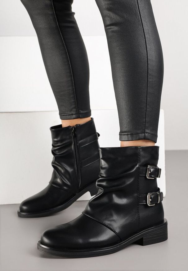 Renee - Czarne Botki Typu Biker Boots ze Sprzączkami Tulianelle. Okazja: na co dzień. Zapięcie: sprzączka. Kolor: czarny. Materiał: jeans, skóra. Wzór: aplikacja. Styl: casual