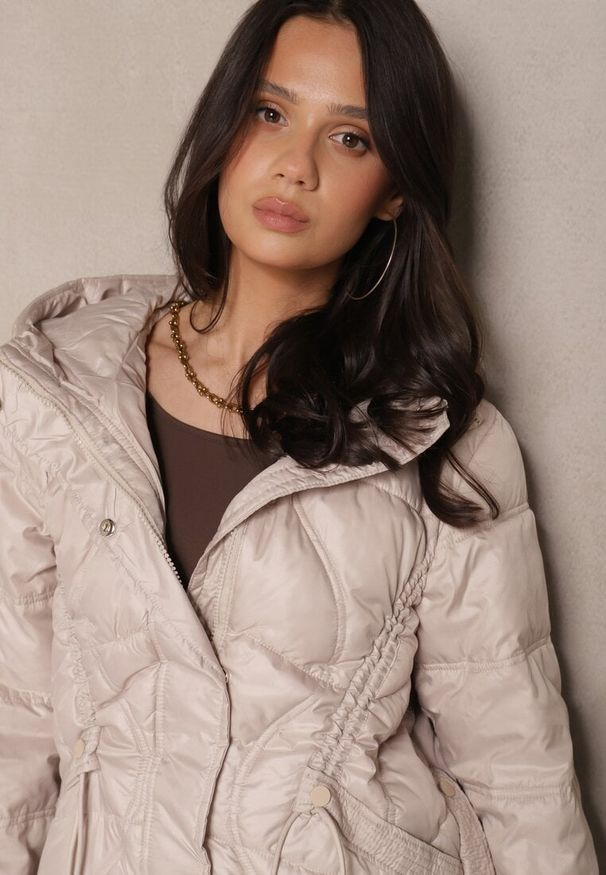 Renee - Beżowa Kurtka z Kapturem Sznurkami i Ozdobnymi Przeszyciami Karedia. Okazja: na co dzień. Typ kołnierza: kaptur. Kolor: beżowy. Materiał: jeans. Styl: sportowy, casual