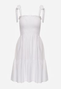 Renee - Biała Sukienka z Bawełny Ozdobiona Wiązaniem Tollasea. Okazja: na spacer, na co dzień. Kolor: biały. Materiał: bawełna. Wzór: aplikacja. Sezon: lato. Typ sukienki: proste. Styl: casual, elegancki #7