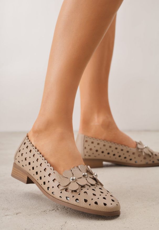 Born2be - Beżowe Ażurowe Półbuty w Stylu Mokasynów ze Skóry Naturalnej z Kwiatami 3D Uriloria. Okazja: na co dzień, do pracy. Kolor: beżowy. Materiał: skóra. Szerokość cholewki: normalna. Wzór: ażurowy, kwiaty. Sezon: wiosna, lato. Styl: casual, klasyczny, elegancki