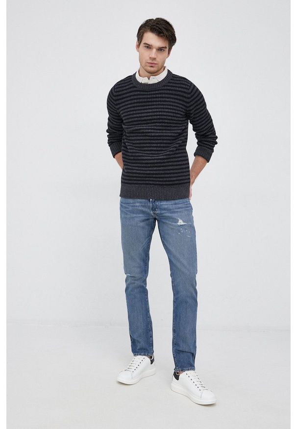 Selected Sweter z domieszką wełny męski kolor szary. Okazja: na co dzień. Kolor: szary. Materiał: wełna. Długość rękawa: długi rękaw. Długość: długie. Wzór: ze splotem. Styl: casual