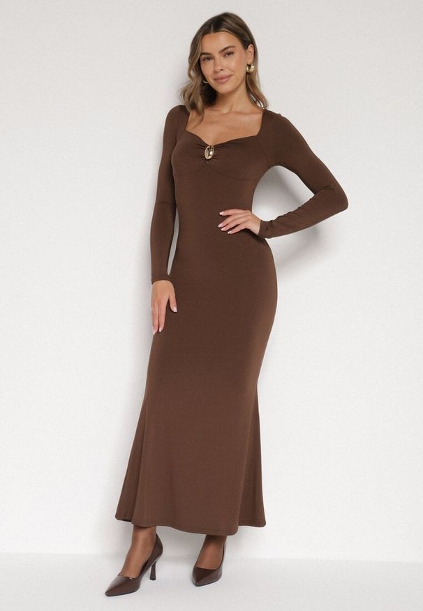 Born2be - Brązowa Koktajlowa Sukienka z Wiskozą Ozdobiona Metalową Klamrą Refira. Okazja: na co dzień. Kolor: brązowy. Materiał: wiskoza. Wzór: aplikacja. Typ sukienki: proste. Styl: wizytowy