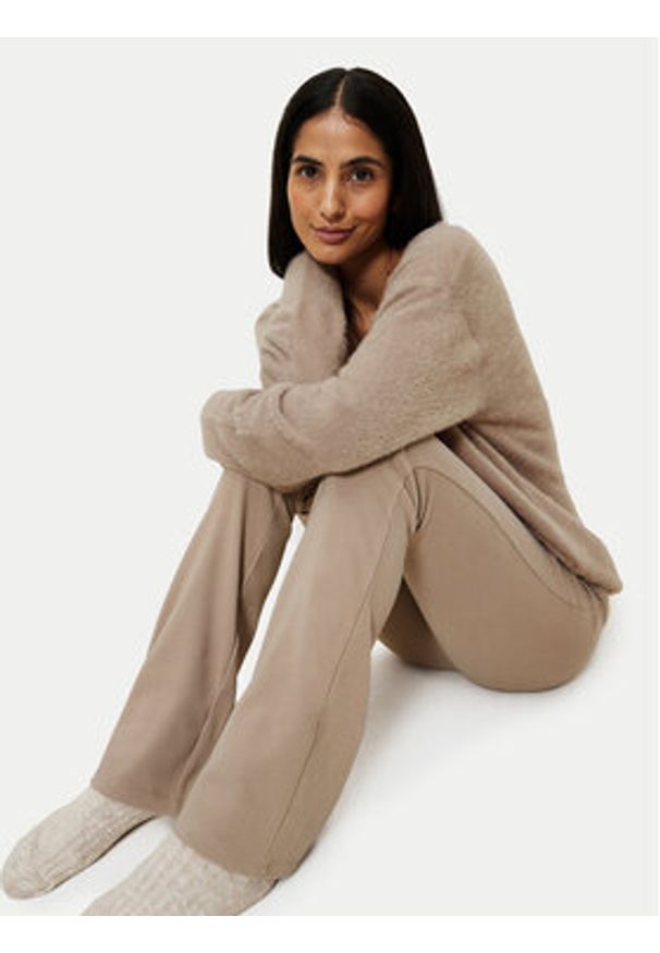 Triumph Sweter Smart Thermal 10221482 Beżowy Regular Fit. Kolor: beżowy. Materiał: syntetyk