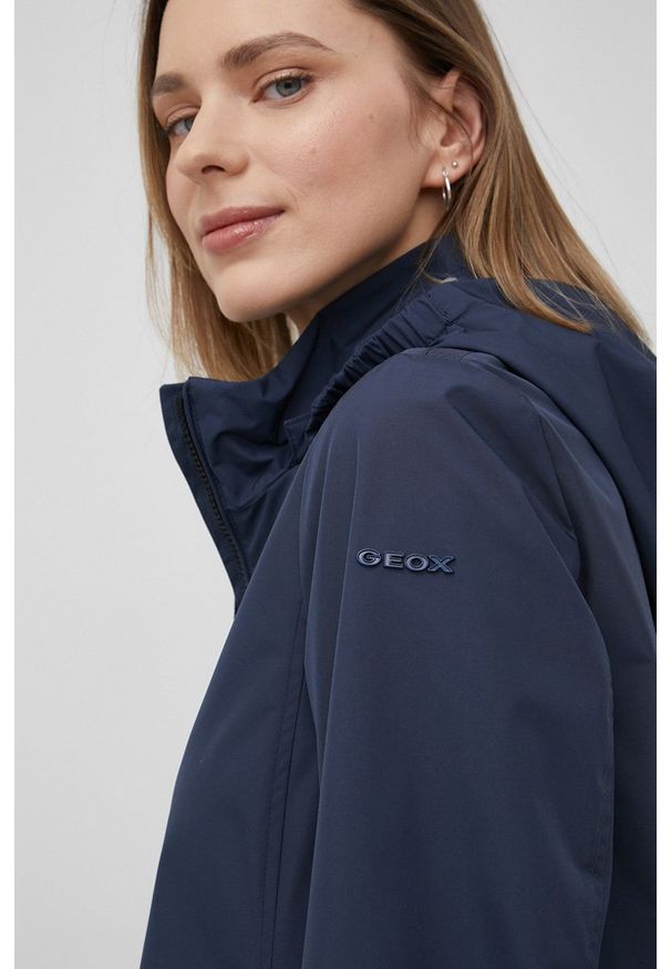 Geox kurtka ILDE damska kolor granatowy przejściowa. Okazja: na co dzień. Kolor: niebieski. Materiał: włókno, materiał. Styl: casual