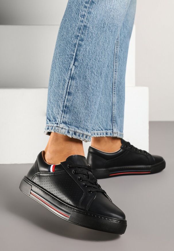 Renee - Czarne Sneakersy Tenisówki ze Skóry Naturalnej Zdobione Perforacją Tillirene. Okazja: na co dzień. Kolor: czarny. Materiał: skóra. Wzór: aplikacja
