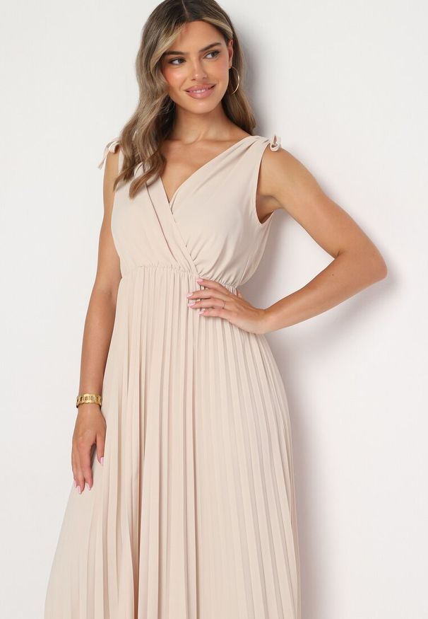 Born2be - Beżowa Plisowana Sukienka z Bawełną i Wiskozą o Rozkloszowanym Kroju z Gumką w Talii Xefia. Okazja: na co dzień, na spotkanie biznesowe. Kolor: beżowy. Materiał: wiskoza, bawełna. Sezon: wiosna, lato. Styl: casual, biznesowy, klasyczny
