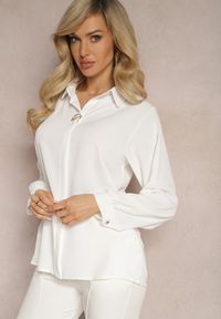 Renee - Biała Bluzka z Kołnierzem i Broszką z Perłą Laviona. Kolor: biały. Długość rękawa: długi rękaw. Długość: długie. Styl: elegancki