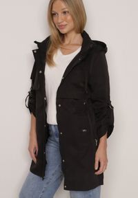 Born2be - Czarna Kurtka w Stylu Parki z Odpinanym Kapturem i Sznurkami Enang. Okazja: na spacer. Kolor: czarny. Materiał: prążkowany, jeans #4