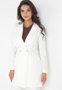 Born2be - Biała Marynarka Taliowana Dwurzędowa Swed. Kolor: biały. Długość rękawa: długi rękaw. Długość: długie. Styl: elegancki