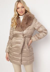 Born2be - Beżowa Pikowana Kurtka z Paskiem i Futrzanym Kołnierzem Gunnitte. Typ kołnierza: bez kaptura. Kolor: beżowy. Materiał: futro. Styl: elegancki #5
