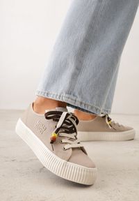 Renee - Beżowe Niskie Trampki z Podwójnymi Sznurówkami na Tłoczonej Platformie Astedella. Nosek buta: okrągły. Zapięcie: sznurówki. Kolor: beżowy. Materiał: materiał. Obcas: na platformie. Wysokość obcasa: niski #1