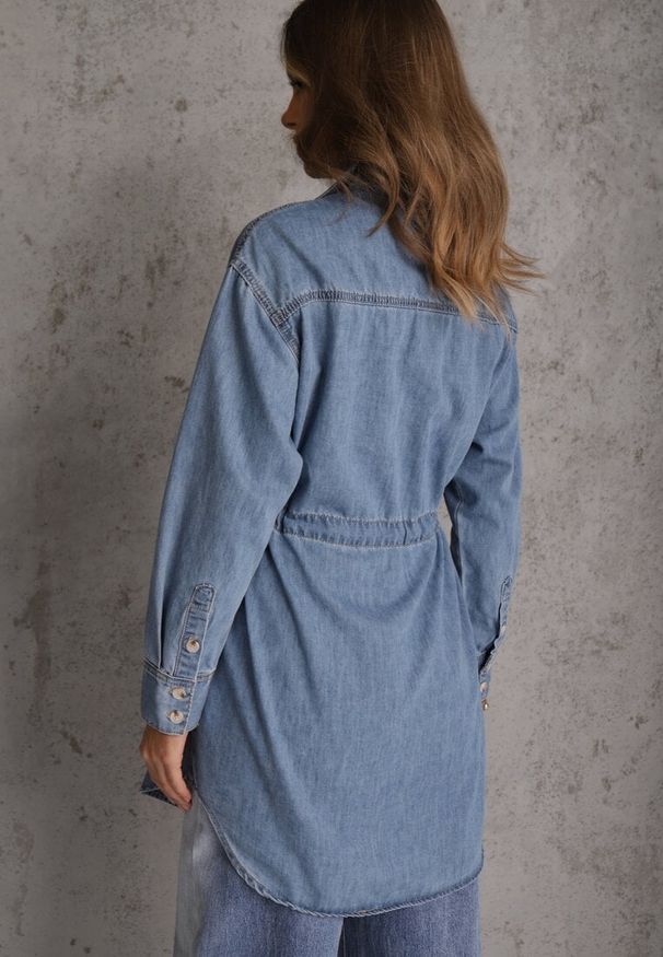 Renee - Niebieska Jeansowa Bawełniana Sukienka Koszulowa z Wiązaniem i Marszczeniem Enatta. Okazja: na co dzień. Kolor: niebieski. Materiał: bawełna, jeans. Wzór: aplikacja. Sezon: lato. Typ sukienki: koszulowe. Styl: casual