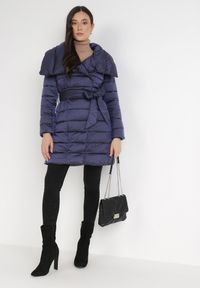 Born2be - Granatowa Kurtka Pikowana Nikessa. Typ kołnierza: bez kaptura. Kolor: niebieski. Materiał: materiał, tkanina. Długość: długie. Wzór: aplikacja #6