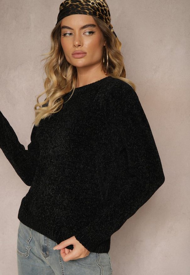 Renee - Czarny Sweter z Bawełną w Klasycznym Stylu Zinonira. Okazja: na co dzień, na spotkanie biznesowe. Typ kołnierza: dekolt w łódkę. Kolor: czarny. Materiał: bawełna. Styl: klasyczny