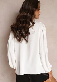 Renee - Biała Elegancka Bluzka z Marszczeniem i Zakładką Blusai. Kolor: biały. Styl: elegancki #5